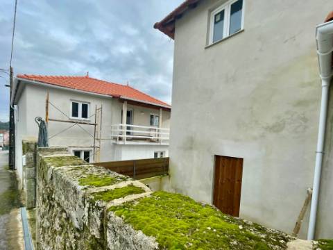 Moradia T3 + 2 apartamentos T2 em Campo de Besteiros, Tondela