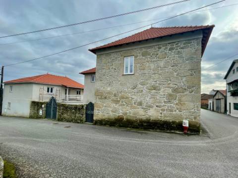 Moradia T3 + 2 apartamentos T2 em Campo de Besteiros, Tondela