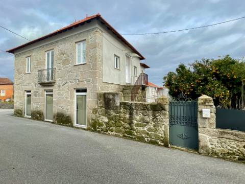 Moradia T3 + 2 apartamentos T2 em Campo de Besteiros, Tondela