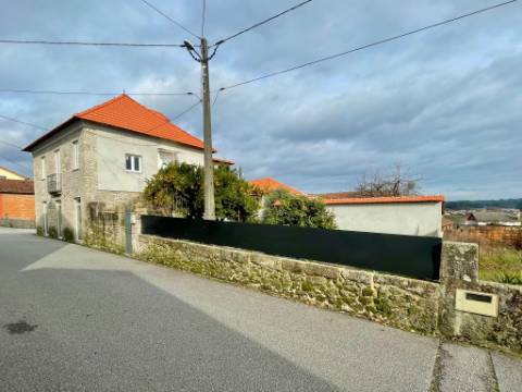 Moradia T3 + 2 apartamentos T2 em Campo de Besteiros, Tondela