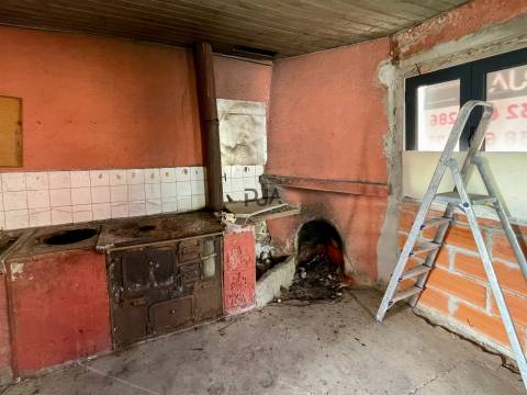 Moradia para Recuperar em Cortiçada, Tondela