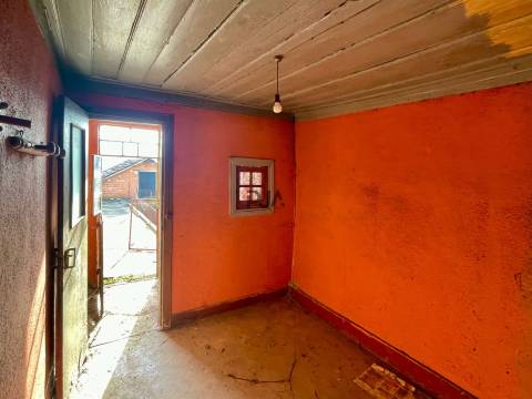 Moradia para Recuperar em Cortiçada, Tondela