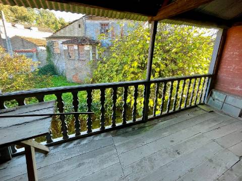 Moradia para recuperar em Vila Nova da Rainha, Tondela