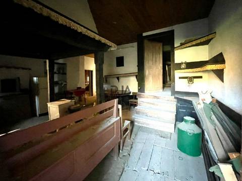 Moradia para recuperar em Vila Nova da Rainha, Tondela