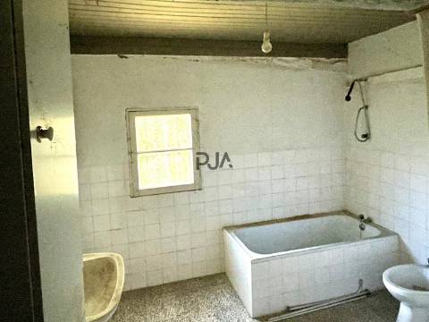 Moradia para recuperar em Vila Nova da Rainha, Tondela
