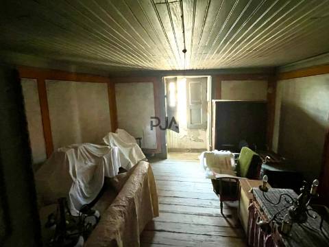 Moradia para recuperar em Vila Nova da Rainha, Tondela