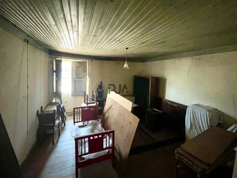 Moradia para recuperar em Vila Nova da Rainha, Tondela