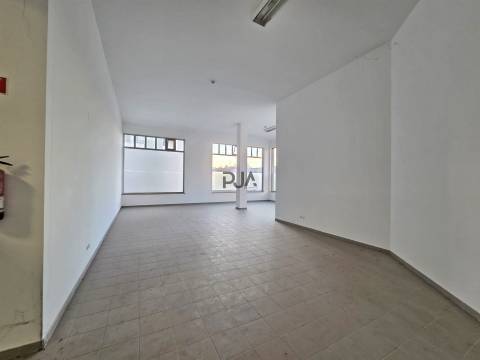 Loja comercial para arrendar em Viseu