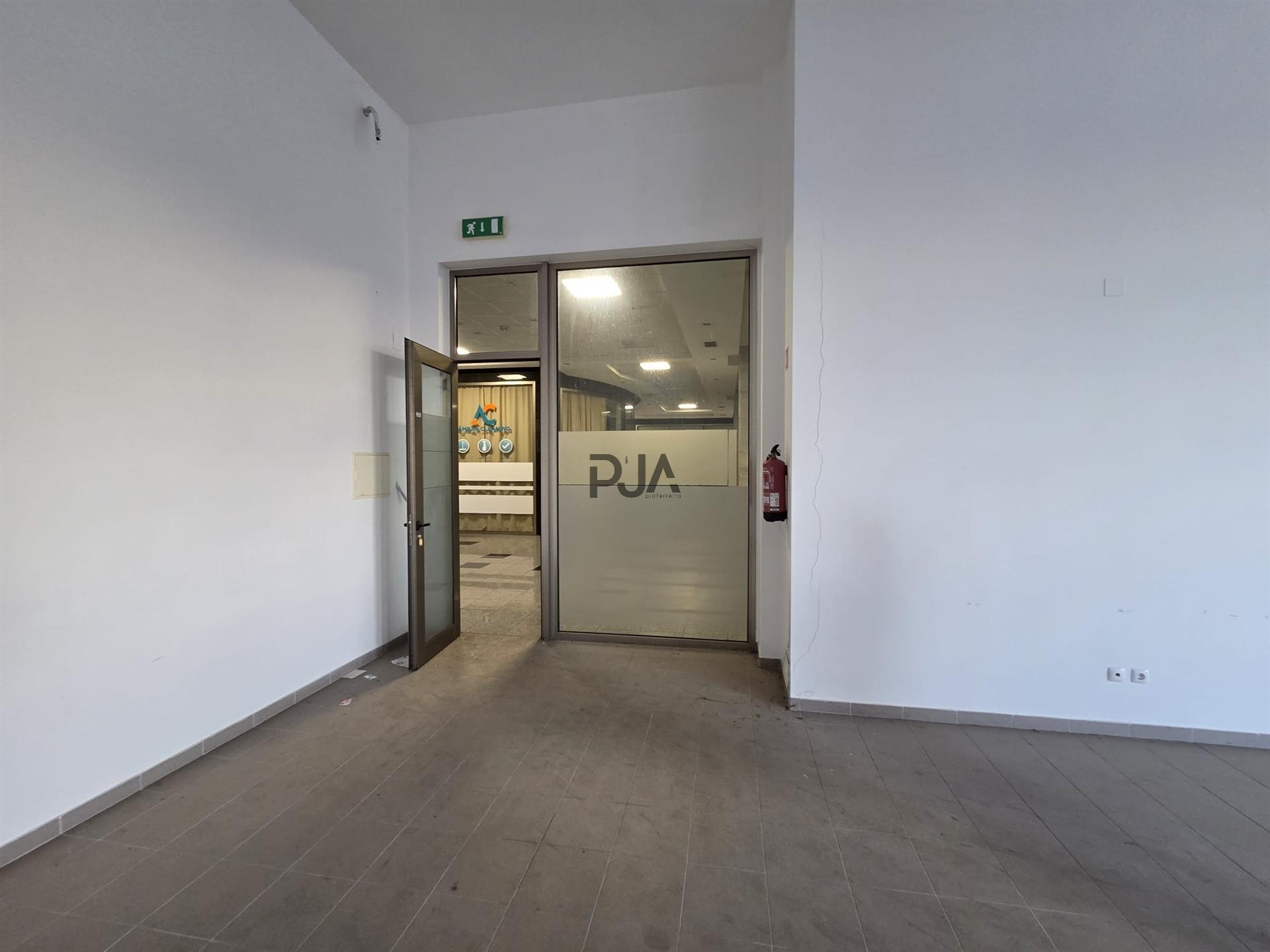 Loja comercial para arrendar em Viseu