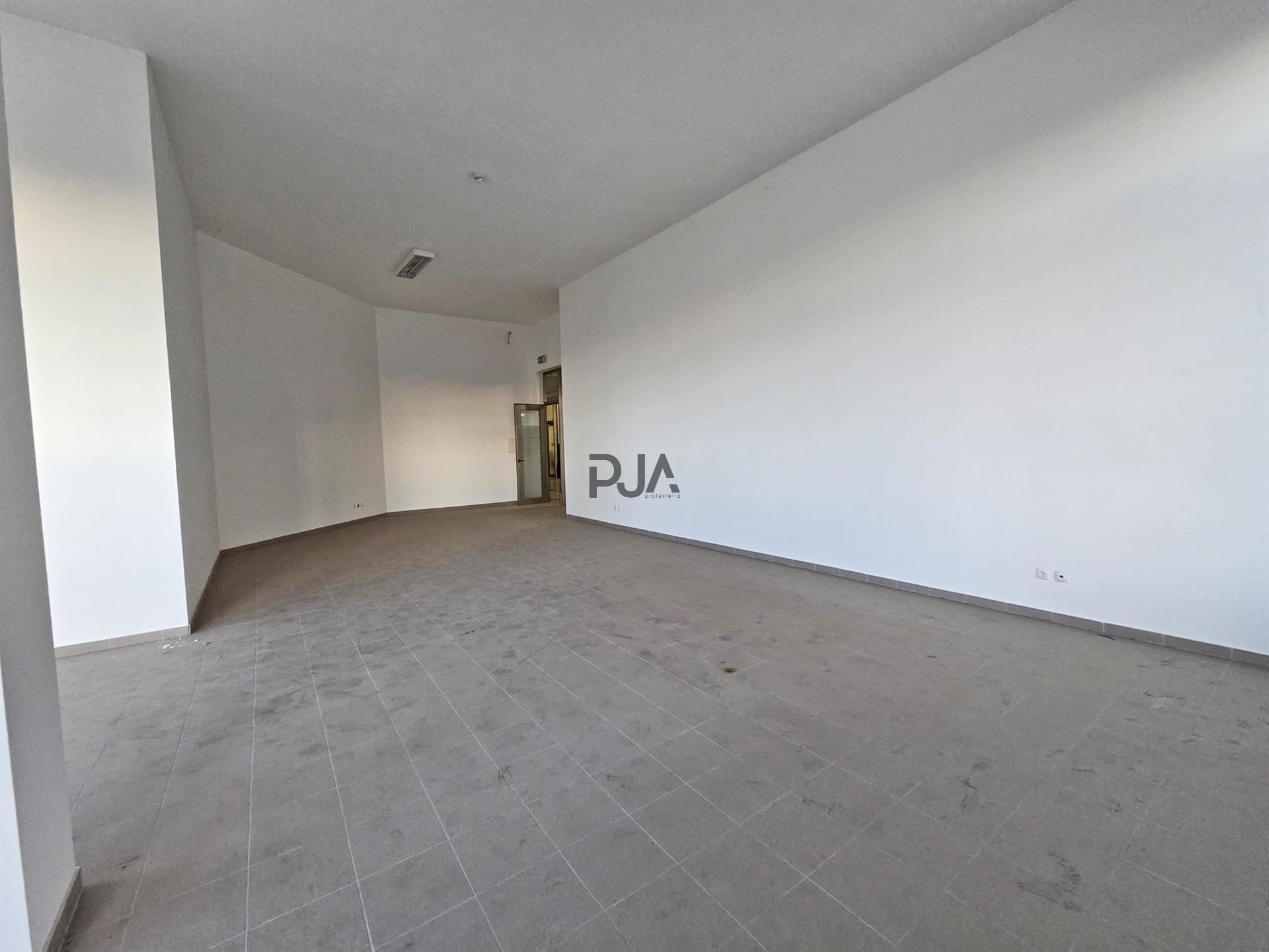 Loja comercial para arrendar em Viseu