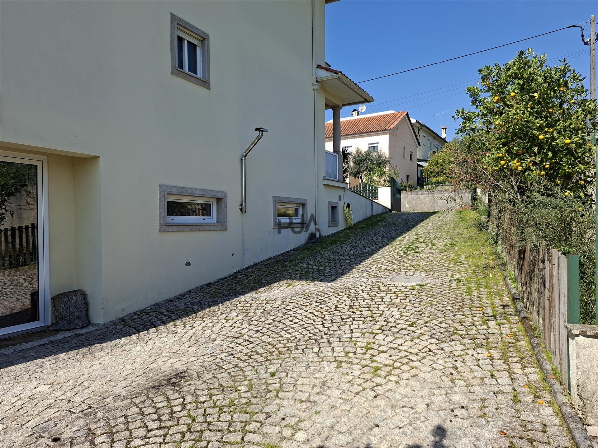 Moradia Geminada T4 em Roda, Mangualde