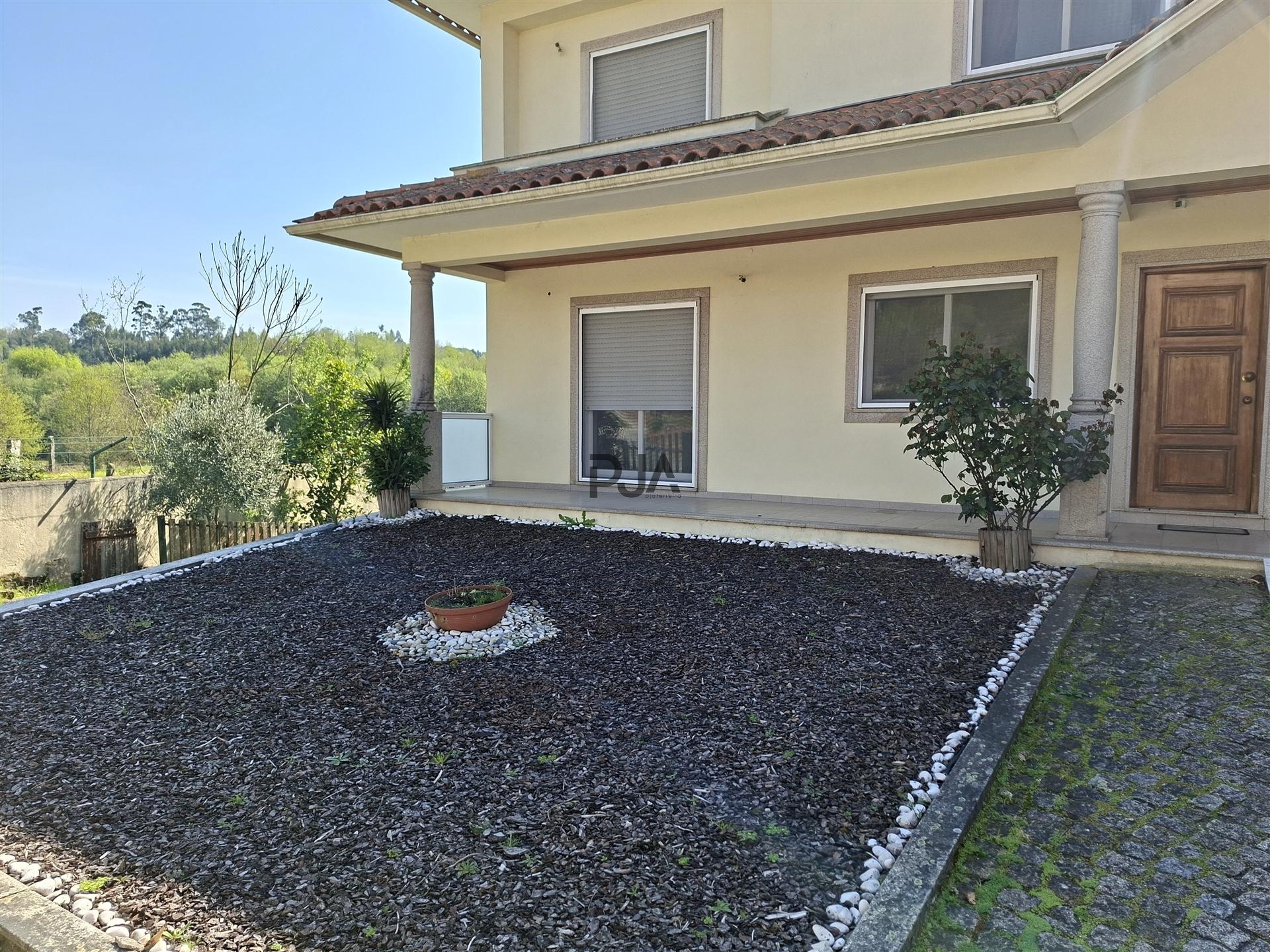 Moradia Geminada T4 em Roda, Mangualde