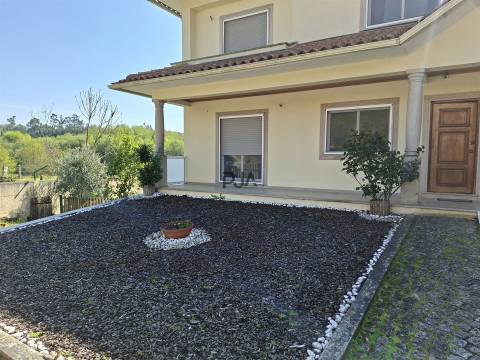 Moradia Geminada T4 em Roda, Mangualde