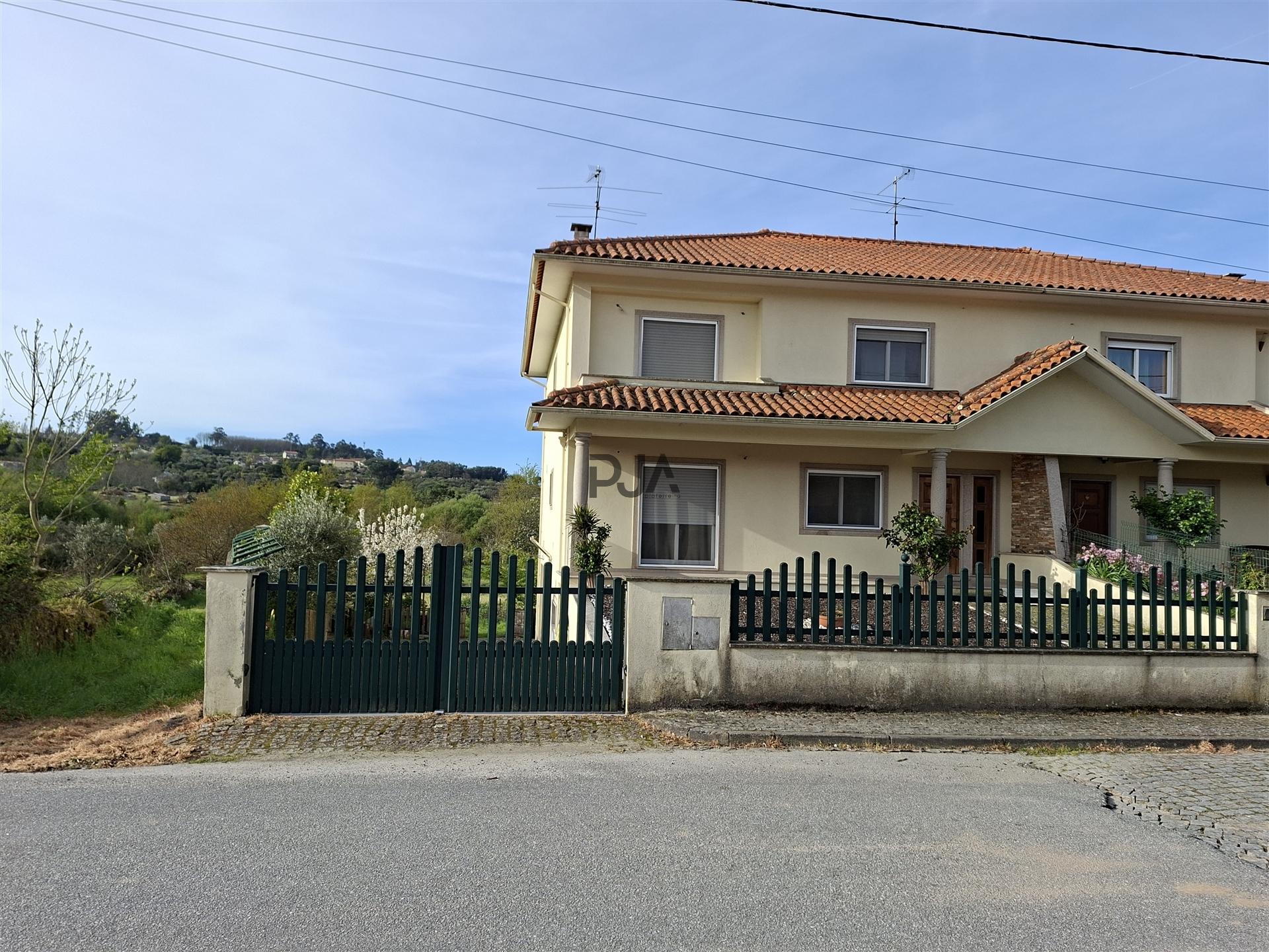 Moradia Geminada T4 em Roda, Mangualde