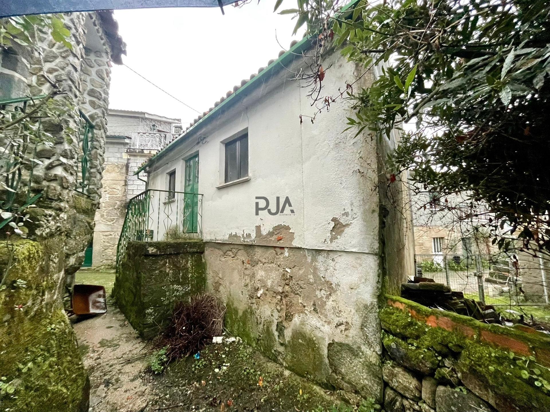Moradia T1 para recuperar  em Lusinde, Penalva do Castelo ​​​​​​​