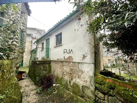 Moradia T1 para recuperar  em Lusinde, Penalva do Castelo ​​​​​​​