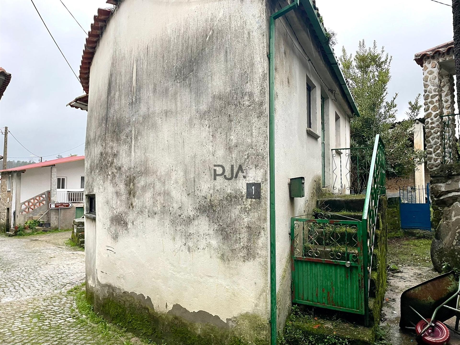 Moradia T1 para recuperar  em Lusinde, Penalva do Castelo ​​​​​​​