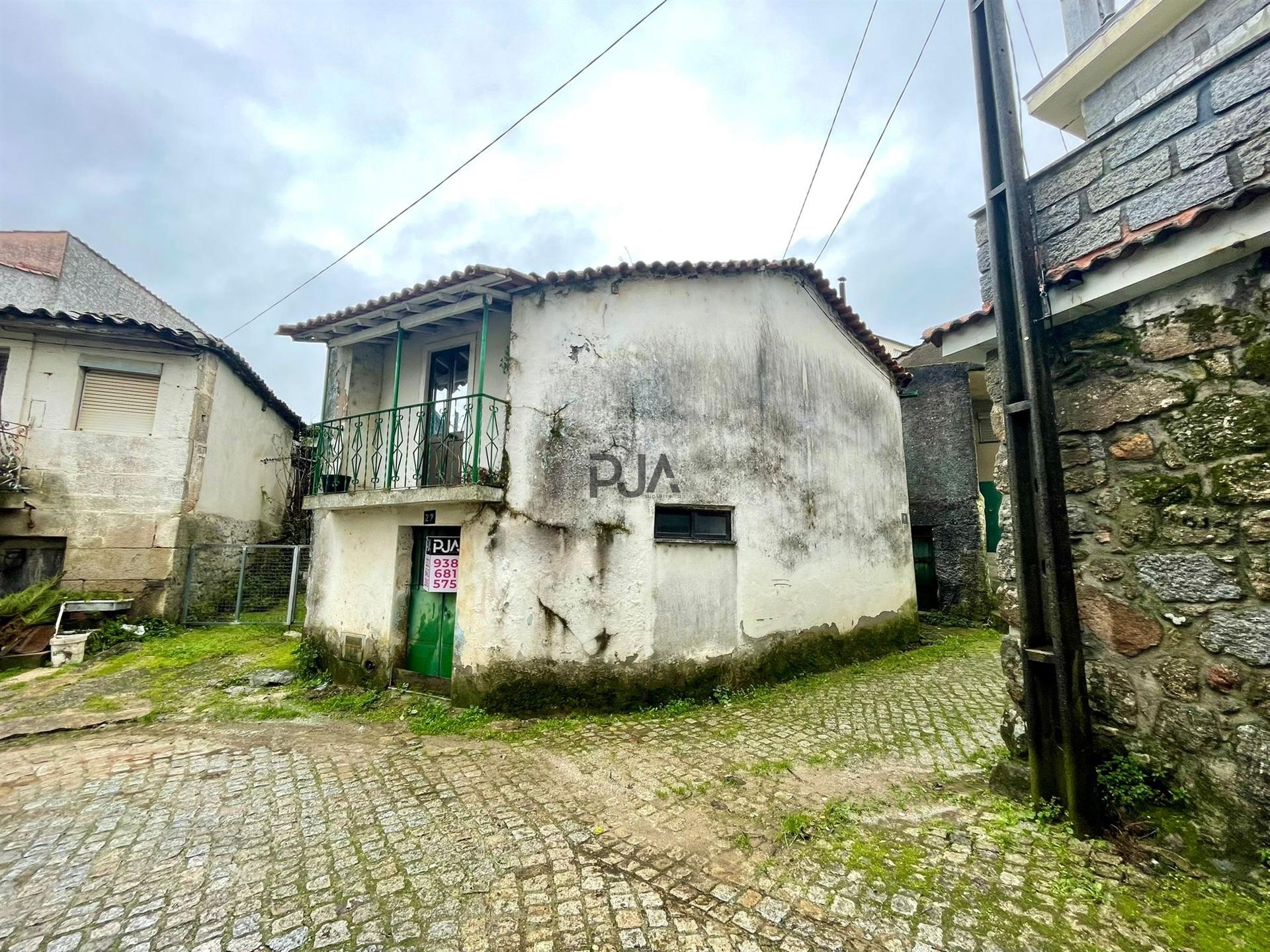 Moradia T1 para recuperar  em Lusinde, Penalva do Castelo ​​​​​​​