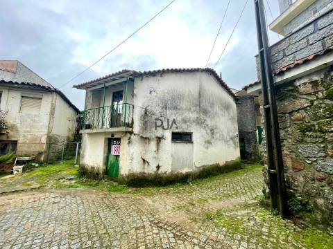 Moradia T1 para recuperar  em Lusinde, Penalva do Castelo ​​​​​​​
