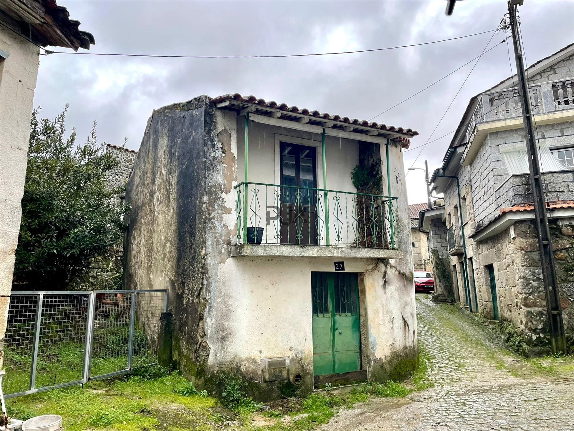 Moradia T1 para recuperar  em Lusinde, Penalva do Castelo ​​​​​​​