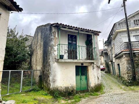 Moradia T1 para recuperar  em Lusinde, Penalva do Castelo ​​​​​​​