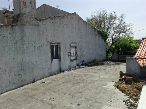 Moradia em Pedra para recuperar em Rancosinho, Fornos de Algodres