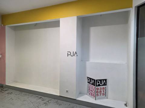 Espaço de de montra/publicidade no centro comercial Ícaro, Viseu