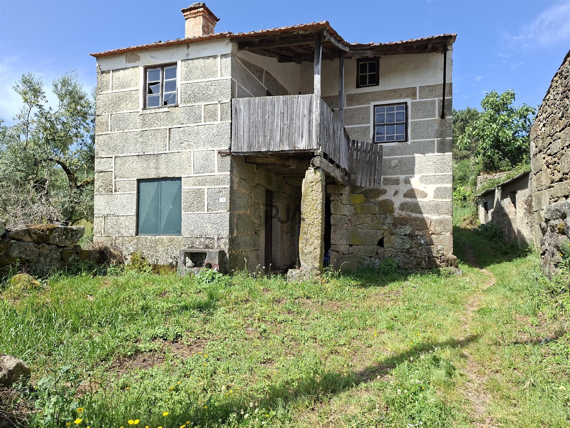 Casa tradicional em pedra para recuperar em Matança, Fornos de Algodres