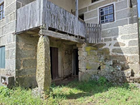 Casa tradicional em pedra para recuperar em Matança, Fornos de Algodres
