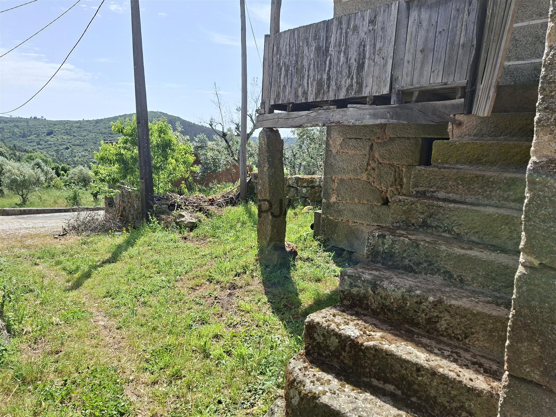 Casa tradicional em pedra para recuperar em Matança, Fornos de Algodres