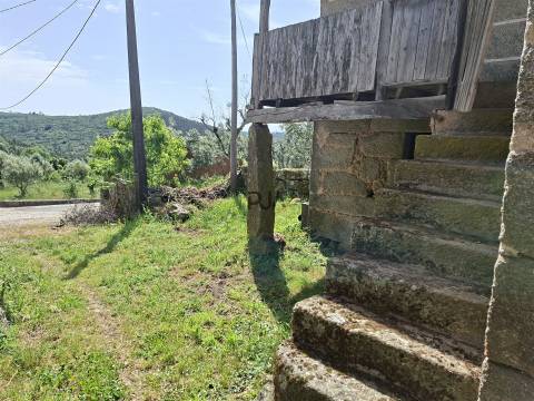 Casa tradicional em pedra para recuperar em Matança, Fornos de Algodres