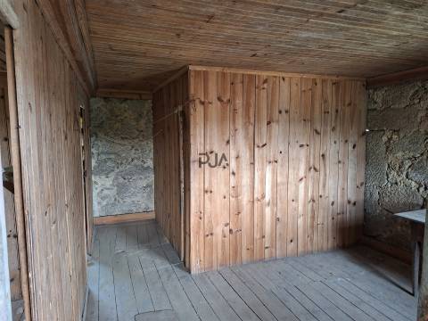 Casa tradicional em pedra para recuperar em Matança, Fornos de Algodres