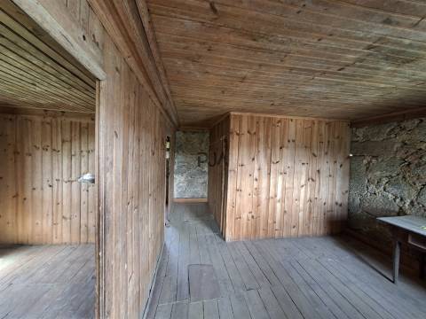 Casa tradicional em pedra para recuperar em Matança, Fornos de Algodres