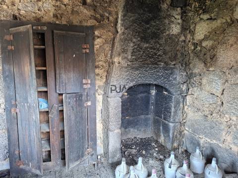 Casa tradicional em pedra para recuperar em Matança, Fornos de Algodres