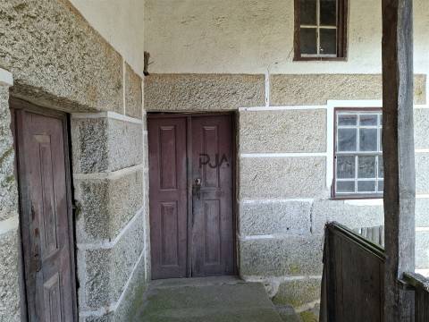 Casa tradicional em pedra para recuperar em Matança, Fornos de Algodres