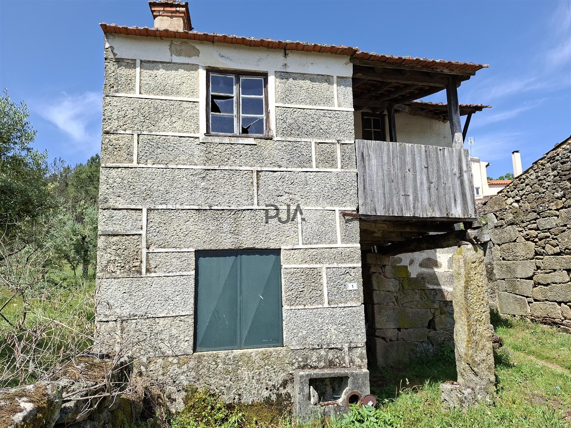 Casa tradicional em pedra para recuperar em Matança, Fornos de Algodres