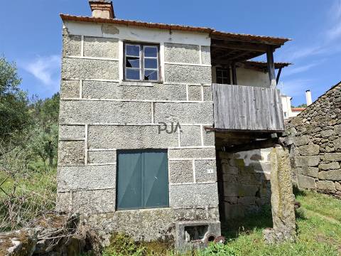 Casa tradicional em pedra para recuperar em Matança, Fornos de Algodres