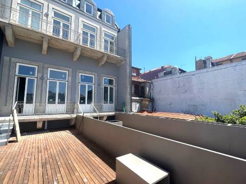 T0 c/ mezanino, varanda e terraço, zona nobre da baixa do Porto