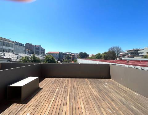 T0 c/ mezanino, varanda e terraço, zona nobre da baixa do Porto