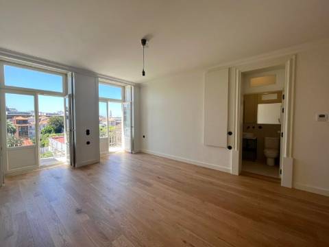 T0 c/ mezanino, varanda e terraço, zona nobre da baixa do Porto