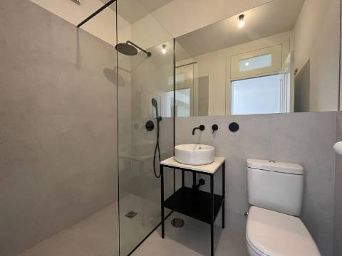 T0 c/ mezanino, varanda e terraço, zona nobre da baixa do Porto