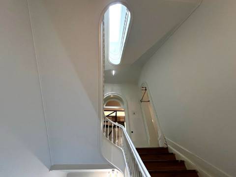 T0 c/ mezanino, varanda e terraço, zona nobre da baixa do Porto