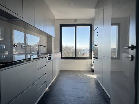 T4 novo c/ terraço junto à Rotunda da Boavista