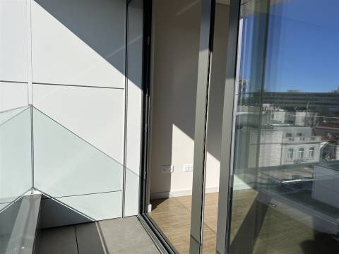 T4 novo c/ terraço junto à Rotunda da Boavista