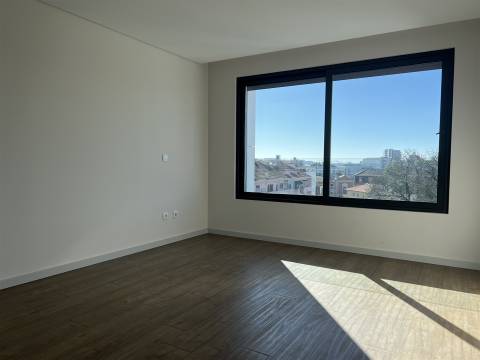 T4 novo c/ terraço junto à Rotunda da Boavista