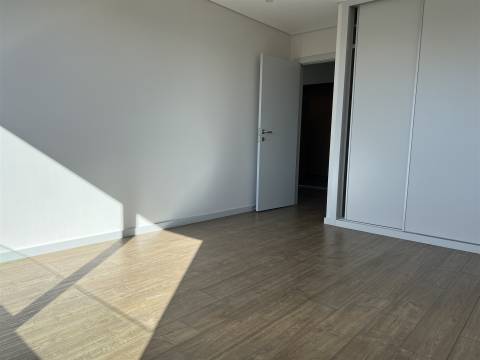 T4 novo c/ terraço junto à Rotunda da Boavista