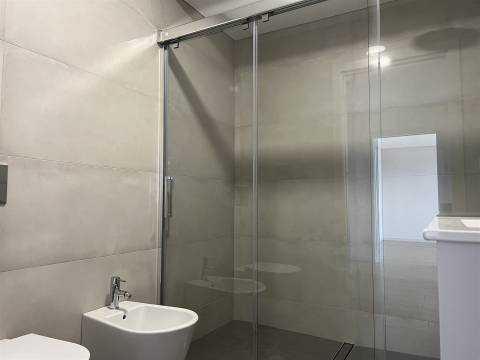 T4 novo c/ terraço junto à Rotunda da Boavista