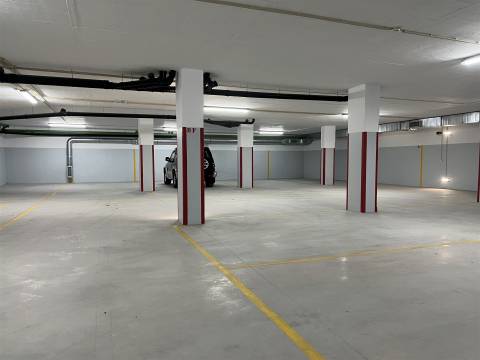 T4 novo c/ terraço junto à Rotunda da Boavista