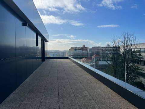 T4 novo c/ terraço junto à Rotunda da Boavista