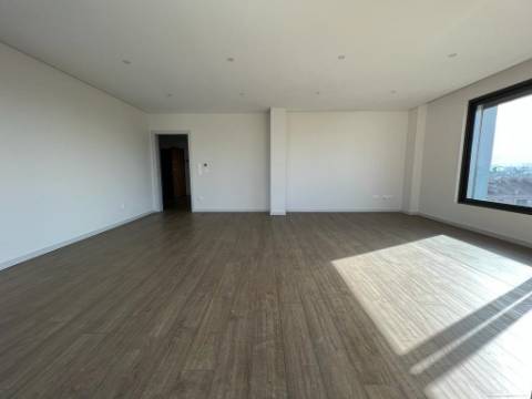 T4 novo c/ terraço junto à Rotunda da Boavista